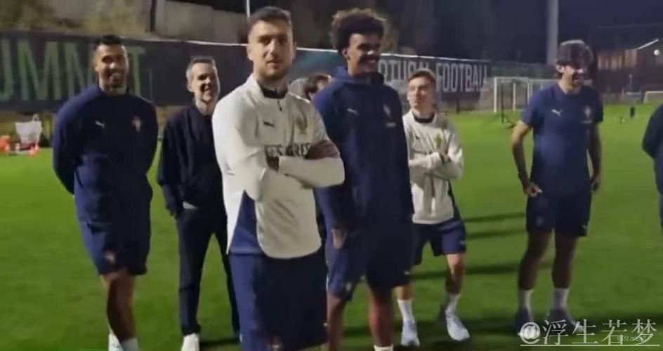 C罗挑战机器人守门员,射门频频被挡出,最后抓住漏洞进球 C罗挑战机器人守门员,射门频频被挡出,最后抓住漏洞进球